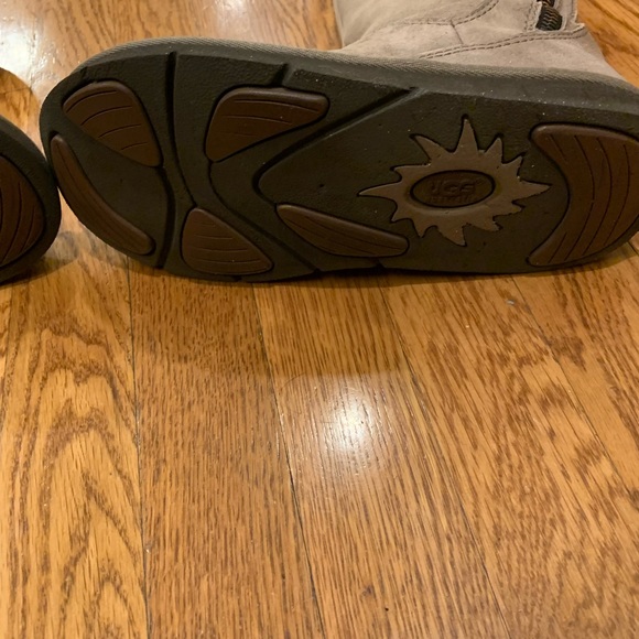 Classic UGG boots camel color size 7 - Picture 2 of 2